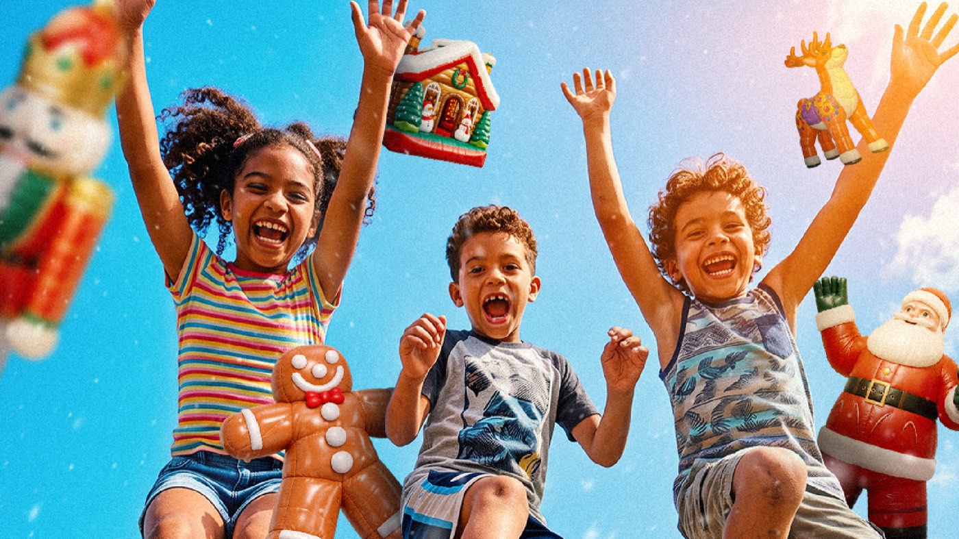 Niños saltan entre decoraciones navideñas e inflables en una imagen del Parque de la Magia.